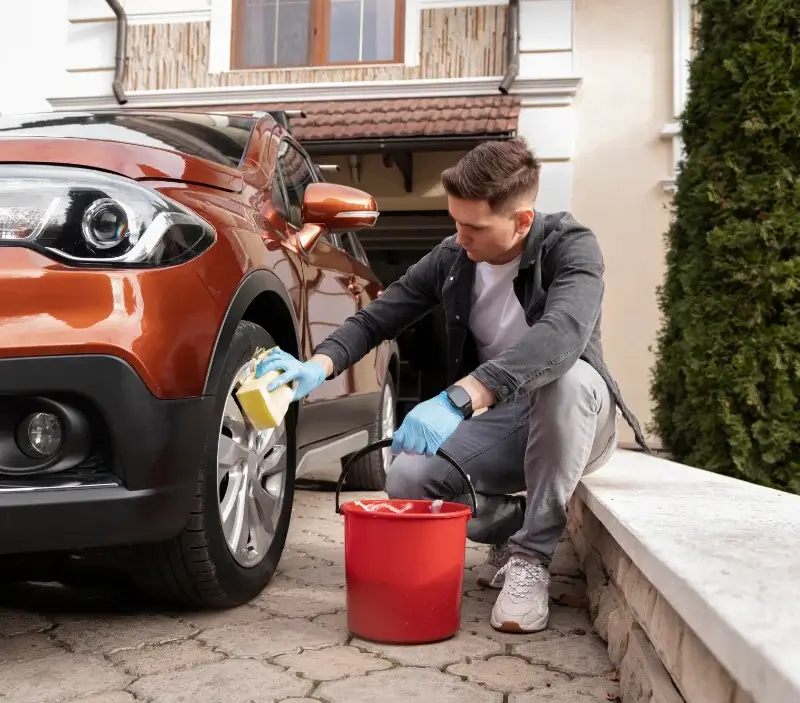 Lavage auto à domicile Caligny : professionnel intervenant sur un véhicule